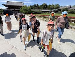 6年生校外学習東大寺南大門到着