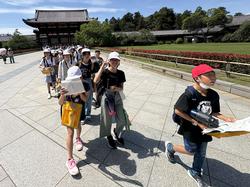 6年生校外学習東大寺南大門到着