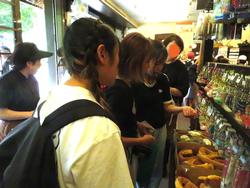 6年生校外学習お買い物