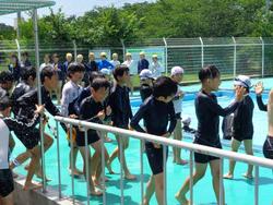 4年生水泳学習の様子