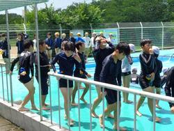 4年生水泳学習の様子