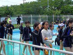 4年生水泳学習の様子