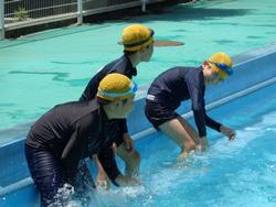 4年生水泳学習の様子
