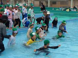 1年生着衣水泳の様子