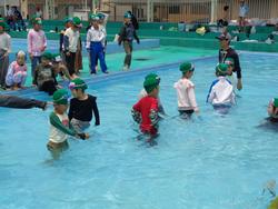 1年生着衣水泳の様子
