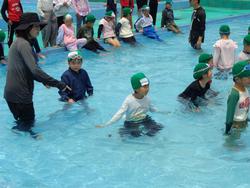 1年生着衣水泳の様子