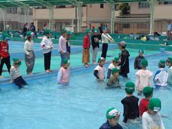 1年生着衣水泳の様子