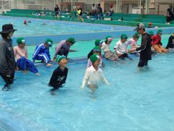 1年生着衣水泳の様子