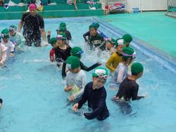1年生着衣水泳の様子
