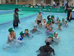 1年生着衣水泳の様子