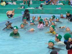 1年生着衣水泳の様子
