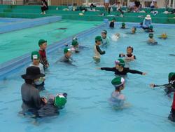 1年生着衣水泳の様子