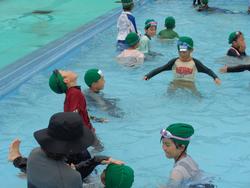 1年生着衣水泳の様子