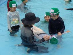 1年生着衣水泳の様子