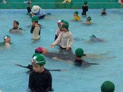 1年生着衣水泳の様子