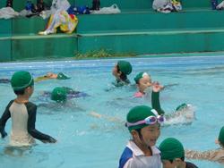 1年生着衣水泳の様子