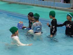 1年生着衣水泳の様子