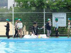 1年生着衣水泳の様子