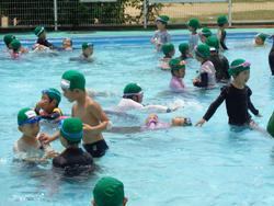 1年生着衣水泳の様子