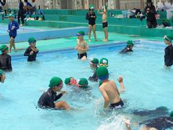 1年生着衣水泳の様子