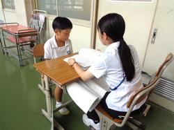 1学期の通知表を手渡し
