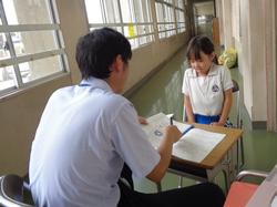 1学期の通知表を配布