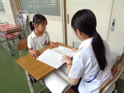 1学期の通知表を配布