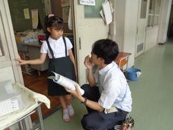 1学期の通知表を配布