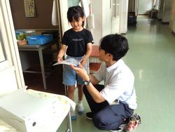 1学期の通知表を配布