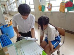 1学期の通知表を配布