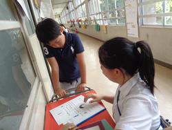1学期の通知表を配布