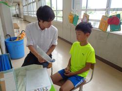 1学期の通知表を配布