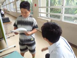 1学期の通知表を配布