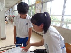 1学期の通知表を配布