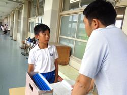 1学期の通知表を配布