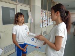 1学期の通知表を配布