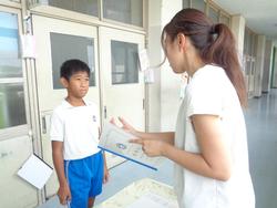1学期の通知表を配布