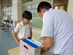 1学期の通知表を配布