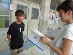1学期の通知表を配布