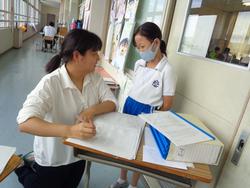 1学期の通知表を配布