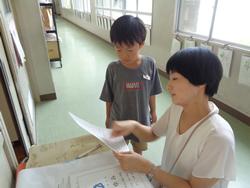 1学期の通知表を配布