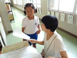 1学期の通知表を配布