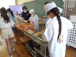 4年生給食の様子