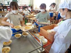 4年生給食の様子