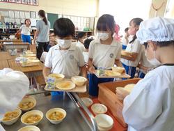 4年生給食の様子