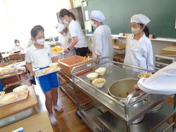 4年生給食の様子