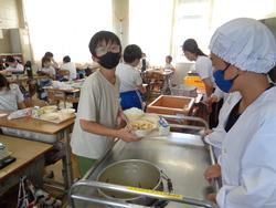 4年生給食の様子