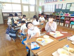 4年生給食の様子