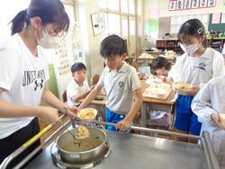 4年生給食の様子