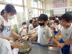 4年生給食の様子